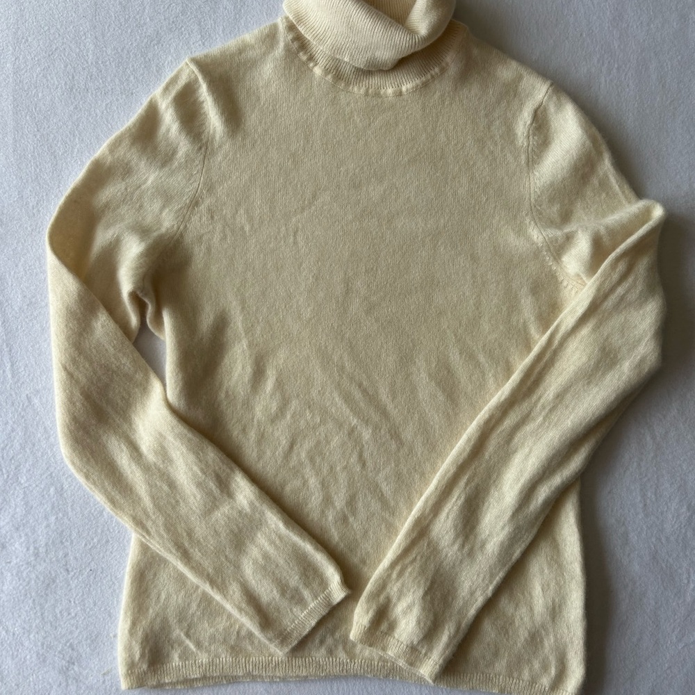 100% Cashmere Cream Turtleneck Sweater